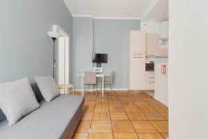 GuestHost - Chic Flat Steps from Duomo