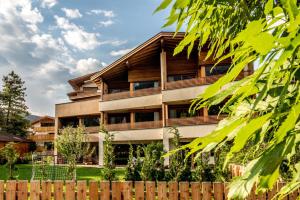 Mysciliar Apartment Tree I