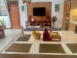 Uva Blue Villas - Pool House - AC, 3 Ensuite bedrooms, 8 guests, Koi Fish Pond