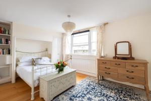 Veeve - The Warwick Avenue Retreat