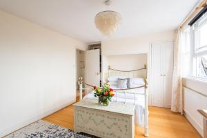 Veeve - The Warwick Avenue Retreat