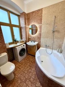 URBAN JUNGLE 2-bedroom apartment old town Air Conditioned