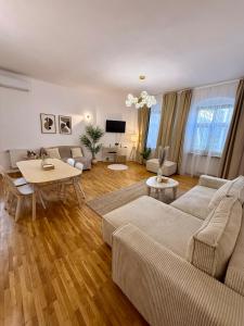 URBAN JUNGLE 2-bedroom apartment old town Air Conditioned