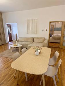 URBAN JUNGLE 2-bedroom apartment old town Air Conditioned