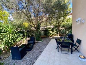 West Nice Ground-Floor one Bedroom Apartment with Parking, Garden, Pool