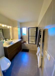 West Nice Ground-Floor one Bedroom Apartment with Parking, Garden, Pool