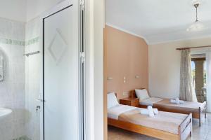 Sandy Maria studio 402