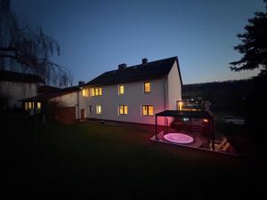 Ferienhaus mit Whirlpool, Garten und großer Terrasse ruhig privat