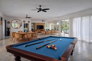 Modern 4BR Pool Villa with Billiards in Thong Sala