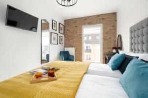 Modern Family Apartment with Parking and Balcony in the City Center by Noclegi Renters