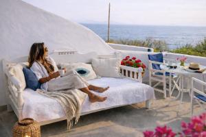 Α Peaceful Seafront Escape in Santorini- Sonus Mare