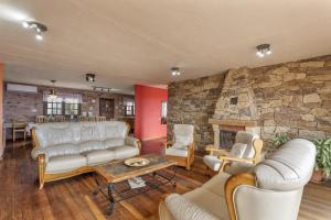 Casa El Pinito No Groups Under 27