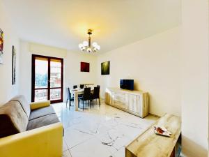 - The White Marble Beach Housefree