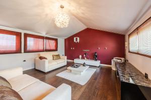Tranquility Villa with Pool Private Garden & BBQ by PikHost