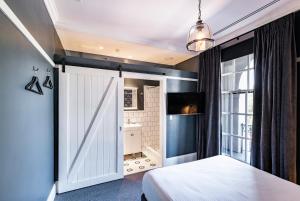 Queen Room with Garden View room in The North Sydney Hotel