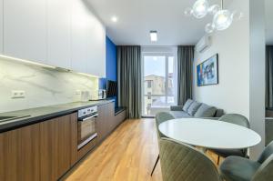 3-160 Yaroslaviv Grad, Bulvarno Kudriavska 17, Kyiv centre, Golden Gate metro nearby, fantastic city view, 15 kW backup power, Petrovdom Apartment