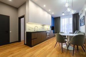 3-160 Yaroslaviv Grad, Bulvarno Kudriavska 17, Kyiv centre, Golden Gate metro nearby, fantastic city view, 15 kW backup power, Petrovdom Apartment