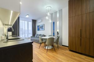 3-160 Yaroslaviv Grad, Bulvarno Kudriavska 17, Kyiv centre, Golden Gate metro nearby, fantastic city view, 15 kW backup power, Petrovdom Apartment