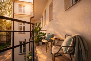 Old Town Apartment with balcony AC WiFi Smart Tv King Size Bed Parking