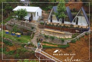nhà đồi bên suối
