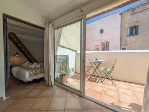 Grand studio, coin nuit & terrasse, plein centre
