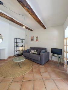 Grand studio, coin nuit & terrasse, plein centre