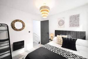 5BR Large House Near Blackpool Beach - Cinema Room - Parking