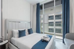 Free housekeeping visits during your stay - StayShort - Deluxe Studio in Al Barsha with Pool and Gym Access Sleeps 2