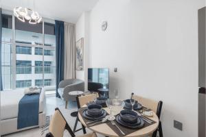 Free housekeeping visits during your stay - StayShort - Deluxe Studio in Al Barsha with Pool and Gym Access Sleeps 2