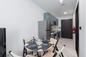 Free housekeeping visits during your stay - StayShort - Deluxe Studio in Al Barsha with Pool and Gym Access Sleeps 2