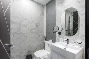 Free housekeeping visits during your stay - StayShort - Deluxe Studio in Al Barsha with Pool and Gym Access Sleeps 2
