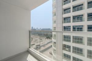 Free housekeeping visits during your stay - StayShort - Deluxe Studio in Al Barsha with Pool and Gym Access Sleeps 2