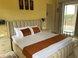 Scenic 3BR Villa with Mountain View, Lawn andTerraces