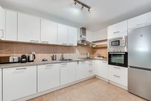 3 Bed Apartment In Benahavis