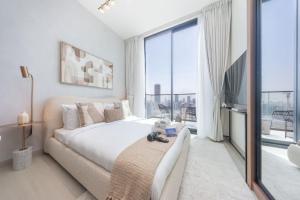Free housekeeping visits during your stay - StayShort - Modern Studio in JVC Sleeps 2 with Balcony and Pool