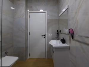 Lotus Seaview Apartment Qerret
