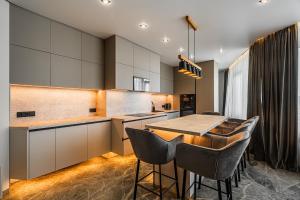 13-102 Manhattan 3-bedroom, Beresteiskyi 11, Kyiv, Politekh metro nearby, panoramic city view, 15 kW backup power, Petrovdom Apartment