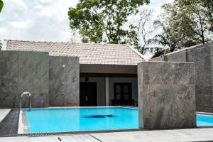Villa R