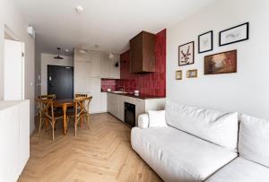 Mostek Riverside Lavish Apartment by BookingHost