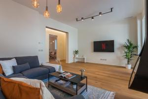 StayEasy Smart Home with 3 Bedrooms, 2 Baths - City Center