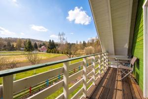 Domki Rodzinne w Siedlęcinie z Widokiem na Góry by Noclegi Renters