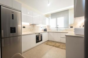 Sinani Apartment - Sea View Balcony & Jacuzzi Gem