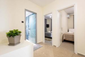 Sinani Apartment - Sea View Balcony & Jacuzzi Gem