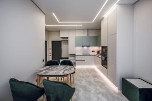 33-413 Manhattan, Beresteiskyi 11, Kyiv, Politekh metro nearby, stunning city view, 15 kW backup power, Petrovdom Apartment