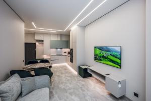33-413 Manhattan, Beresteiskyi 11, Kyiv, Politekh metro nearby, stunning city view, 15 kW backup power, Petrovdom Apartment