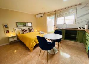 Room in Alicante with private bathroom and terrace