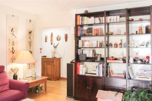 Quiet 86m apt with balconies & parking