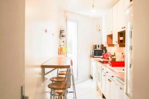 Quiet 86m apt with balconies & parking