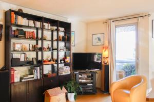 Quiet 86m apt with balconies & parking