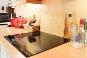 Quiet 86m apt with balconies & parking